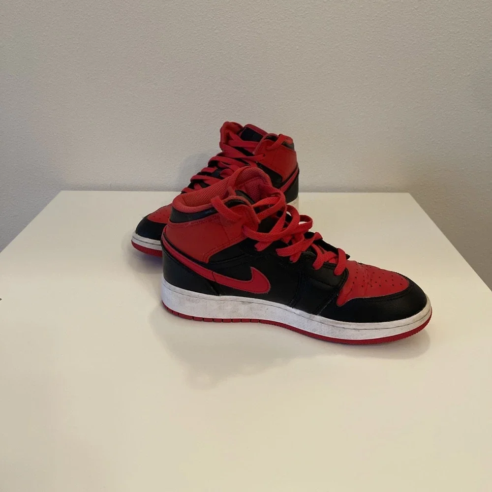 Air Jordan 1 Mid Alternate Bred (2022) DQ8423-060 Black/Red Boys 5Y